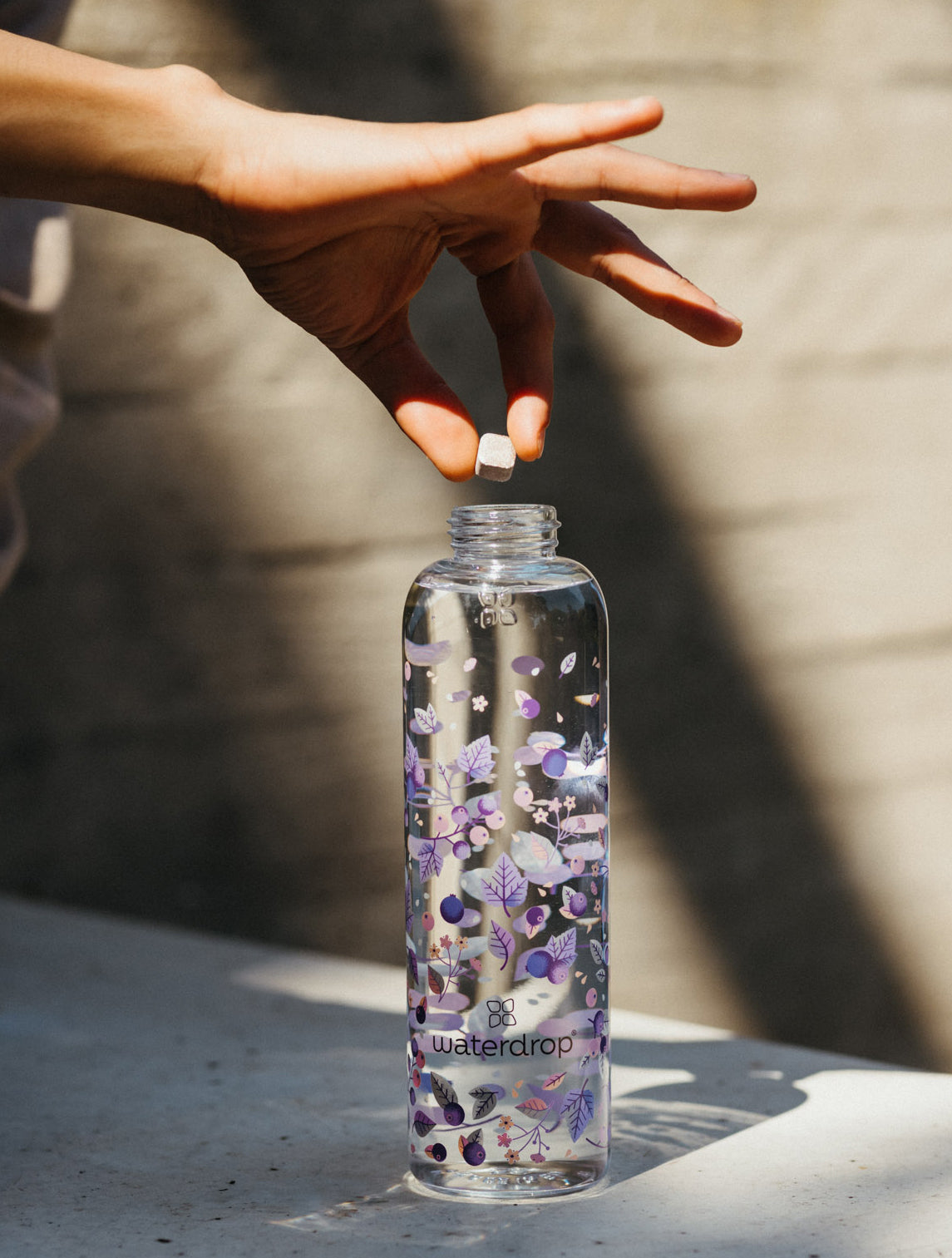 Skleněná lahev a termoska na cesty