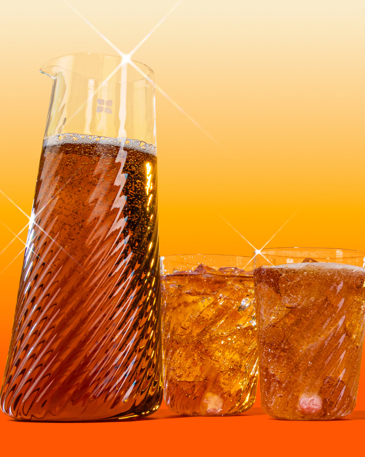 Set s Vlnitou Karafou s perlivým nápojem v elegantním skleněném nádobí.