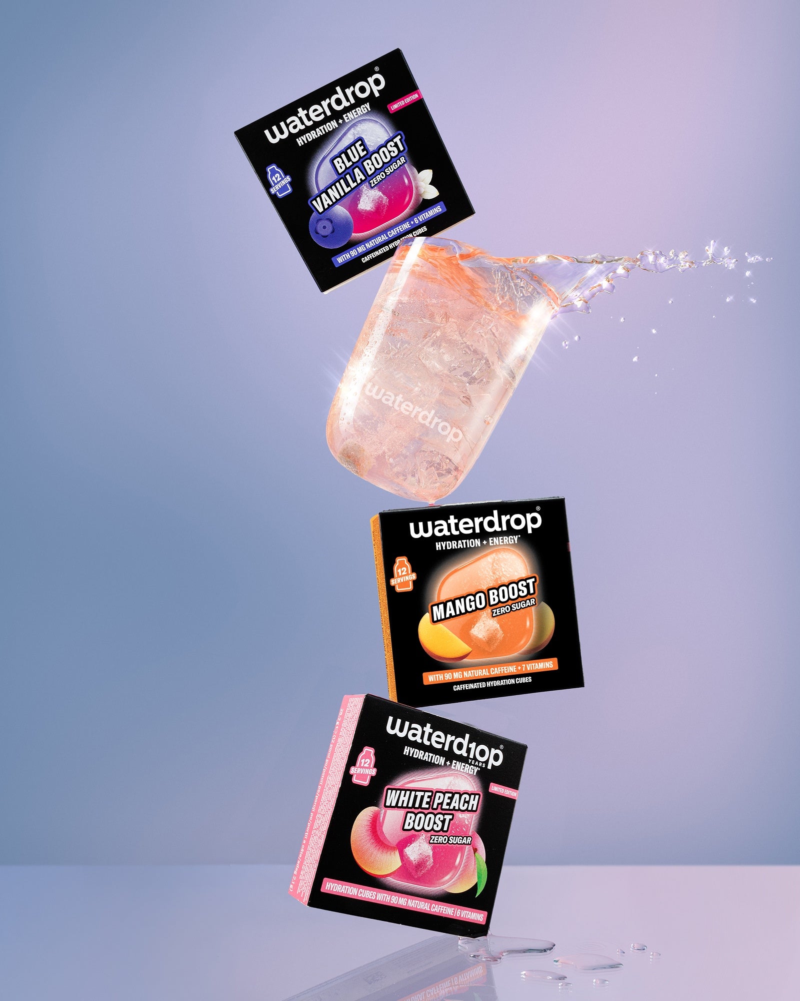 Letící balíčky Waterdrop Boost nad modrým gradientním pozadím.