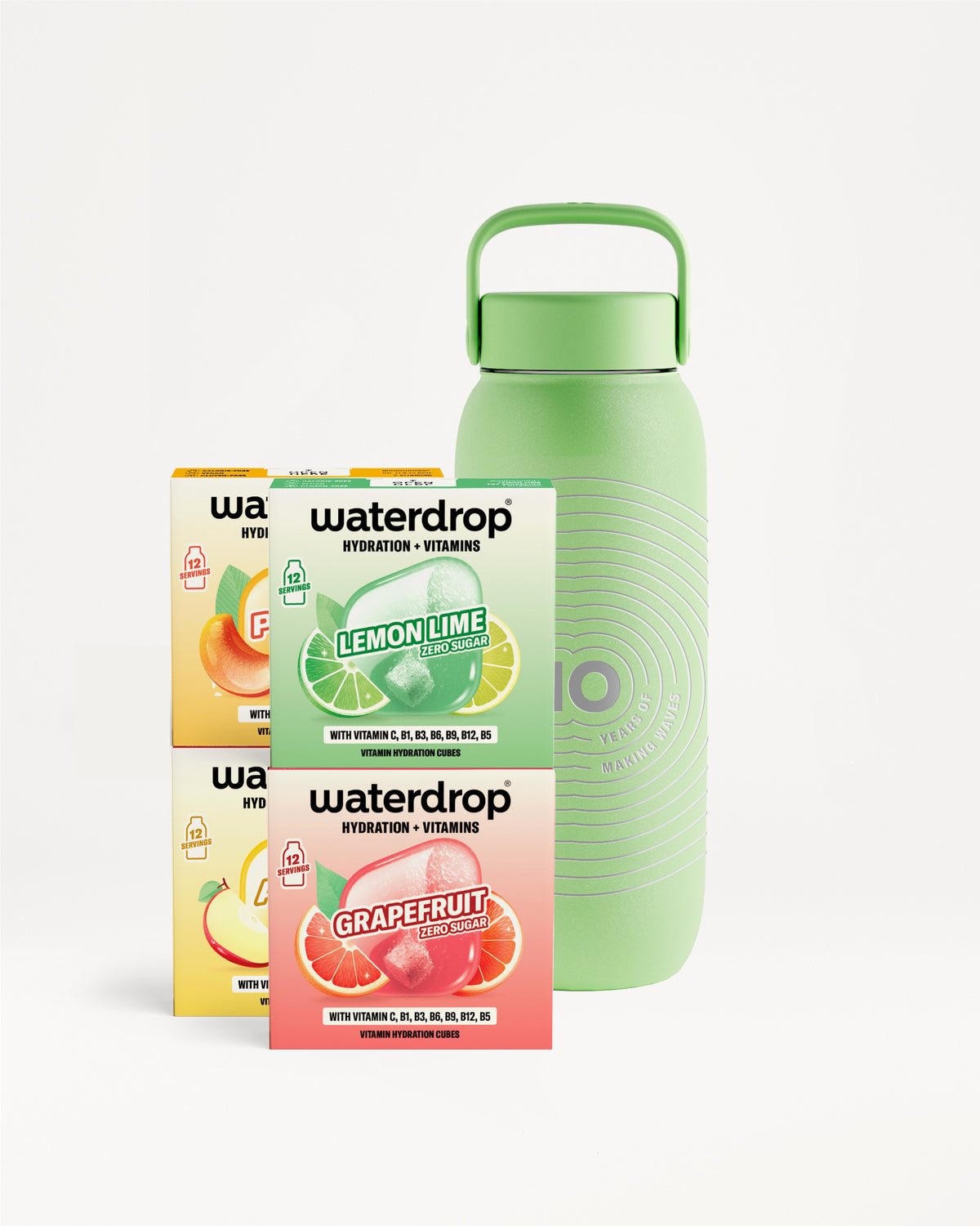 Sada tří krabiček Waterdrop s vitamíny pro hydrataci příchutě citron-limetka a grapefruit vedle zelené opakovatelně použitelné lahve.
